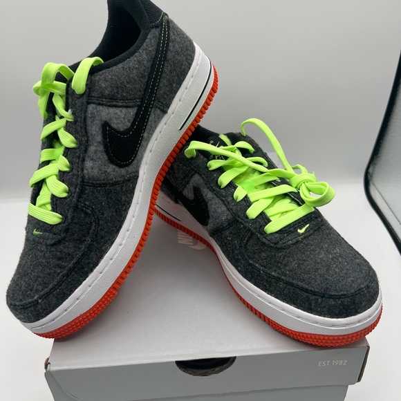 Brand new in box Nike Air Force 1 LV8 - Picture 3 of 5